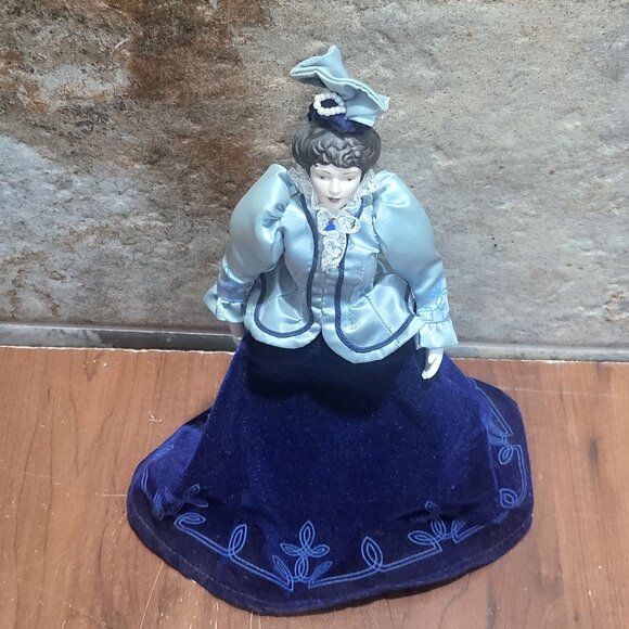Vintage Avon Porcelain Victorian Doll 8 Inch Tall 1987 - Picture 4 of 12
